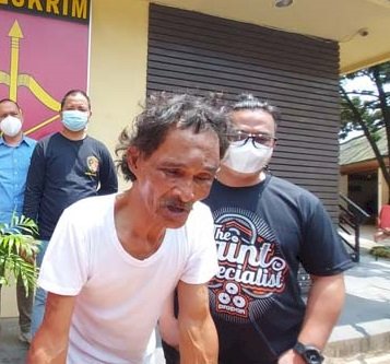 Tersangka Ichnation Novari alias Nopi (59), otak pembunuhan  PNS Kementerian PUPR di Palembang saat diringkus polisi. (ist/rmolsumsel.id)
