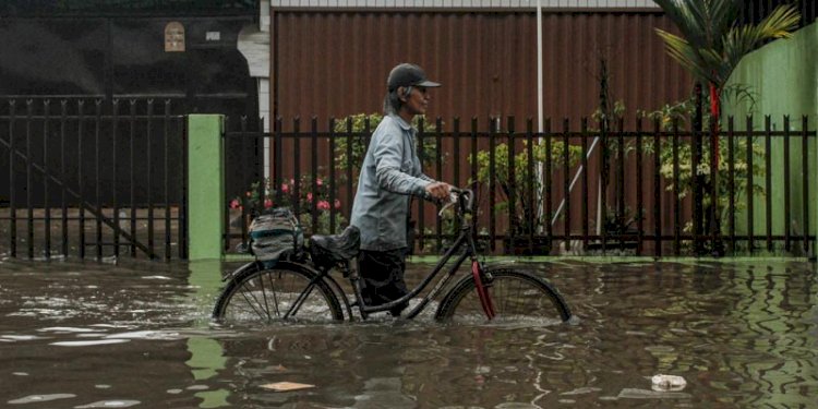 Salah satu ruas jalan di Kota Palembang yang terserang bencana banjir beberapa waktu lalu. (Humaidi Kenny/rmolsumsel.id)