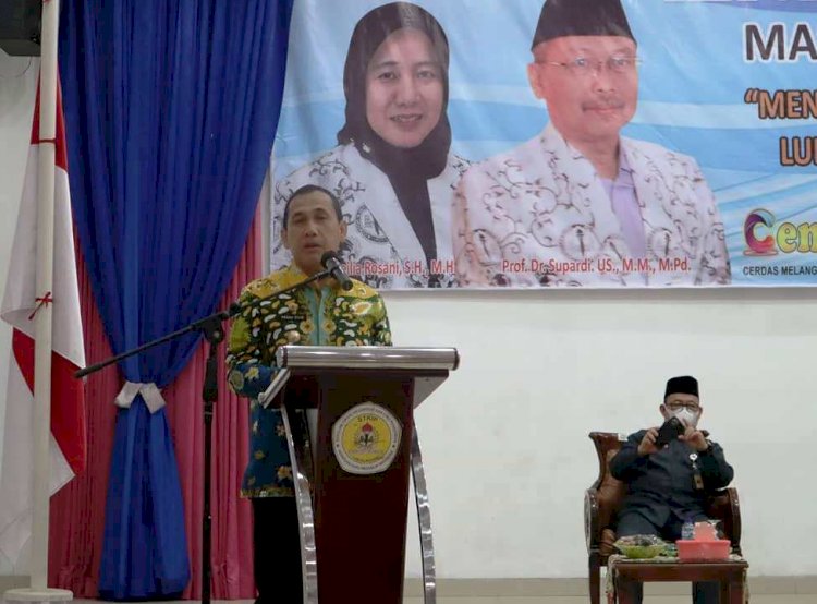 Wali Kota Lubuklinggau SN Prana Putra Sohe memberikan sambutan di STKIP PGRI Lubuklinggau. (Dinas Kominfo Lubuklinggau/rmolsumsel.id)