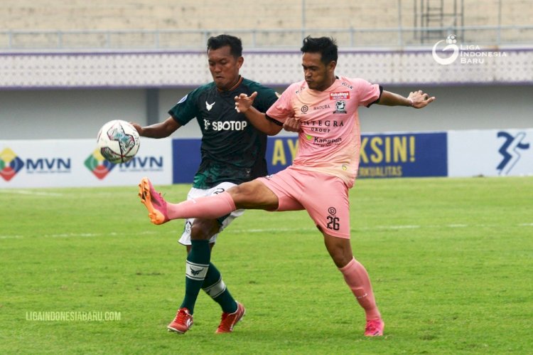 Bek Madura United Novan Setya berebut bola dengan bek PS TIRA Persikabo Gilang Ginarsa pada laga pekan pertama BRI Liga 1 2021/2022. (PT LIB/rmolsumsel.id) 