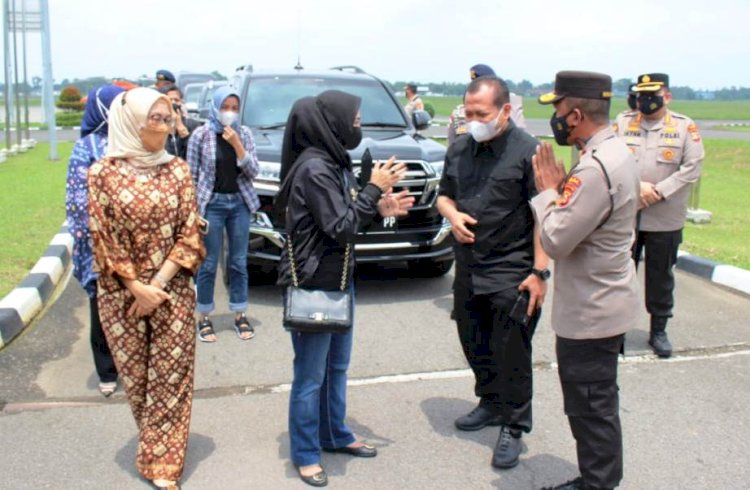 Wakapolda Sumsel Brigjen Rudi Setiawan saat menyambut kedatangan Kapolda Sumsel Irjen Toni Harmanto dan istri di Bandara Internasional SMB II. (Humas Polda Sumsel/rmolsumsel.id)