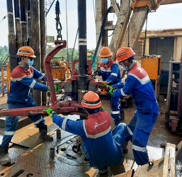 Pegawai Pertamina memasang alat untuk melakukan pengeboran sumur minyak. (Pertamina/rmolsumsel.id)