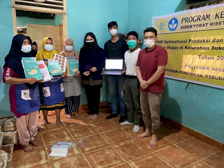 Tim Pelaksana Kegiatan Pengabdian Masyarakat skim PKM bersama pegawai UKM Kue Skippy Ayu. (ist/rmolsumsel.id)