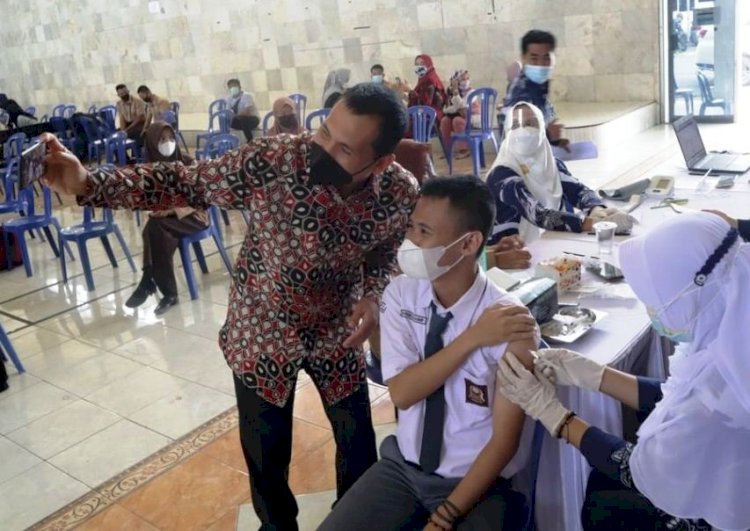 Wali Kota Lubuklinggau SN Prana Putra Sohe mengajak pelajar yang sedang disuntik vaksin berswafoto. (Dinas Kominfo Lubuklinggau/rmolsumsel.id)