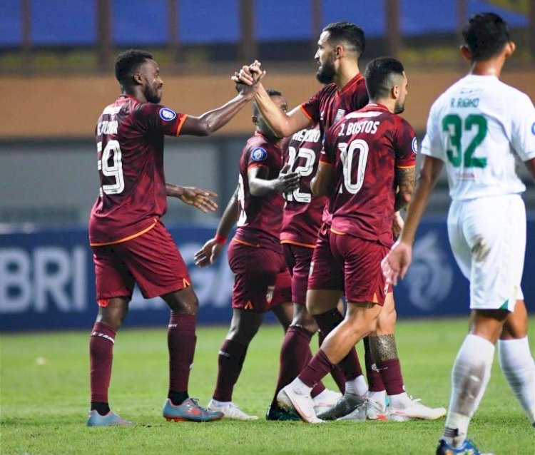 Pemain Borneo FC melakukan selebrasi gol yang dicetak Guy Junior ke gawang Persebaya Surabaya. (Instagram/borneofc.id/rmolsumsel.id)