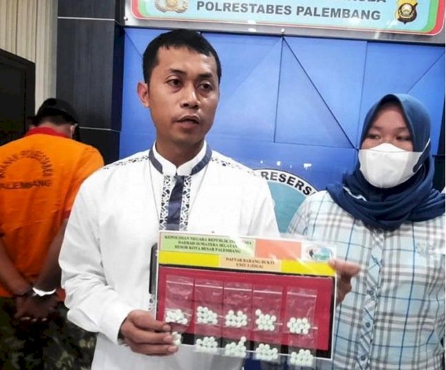 Kasat Reserse Narkoba Polrestabes Palembang AKBP Andi Supriandi menunjukkan barang bukti ekstasi yang ditangkap dari kurir narkoba di kawasan Sukarami. (Ist/rmolsumsel.id)