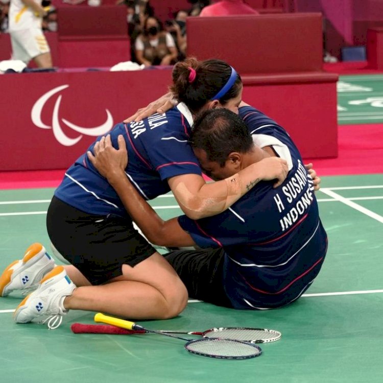 Ganda campuran Indonesia Hary Susanto/Leani Ratri Oktila menangis haru usai memastikan raihan medali emas para bulu tangkis kategori SL3-SU5 Paralimpiade Tokyo 2020. (Instagram/bwf.official/rmolsumsel.id)