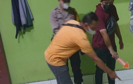 Anggota Polrestabes Palembang saat melakukan olah TKP. (Istimewa/rmolsumsel.id)