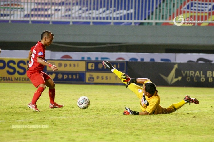 Winger Persija Jakarta Riko Simanjuntak berusaha mengecoh kiper PSS Sleman Ega Rizky Pramana. (PT LIB/rmolsumsel.id)