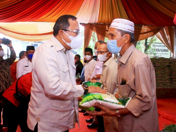 Bupati Muba Dodi Reza Alex saat menyerahkan bantuan beras kepada warga Muba di Palembang. (Humas Pemkab Muba/rmolsumsel.id)