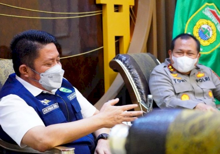 Gubernur Sumsel Herman Deru menerima kunjungan Kapolda Sumsel Irjen Toni Harmanto. (Humas Provinsi Sumsel/rmolsumsel.id)