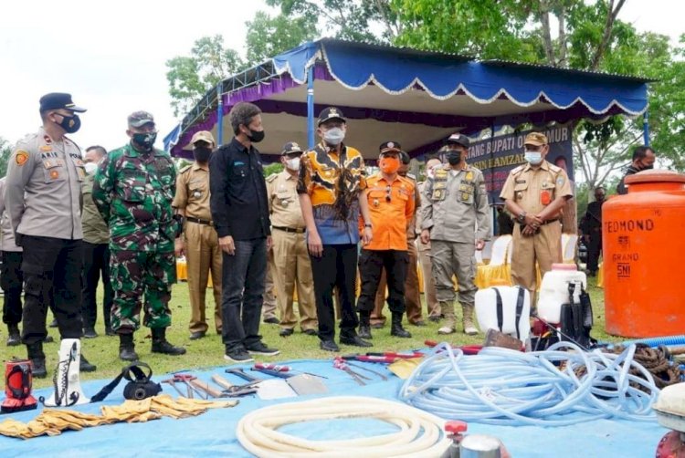 Bupati OKU Timur Lanosin Hamzah saat meninjau kesiapsiagaan peralatan untuk penanggulangan Karhutbunlah. (Dinas Kominfo OKU Timur/rmolsumsel.id)