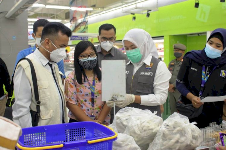 Wakil Wali Kota Palembang Fitrianti Agustinda memeriksa bahan pangan yang dijual di Hypermart PSx. (Bakohumas Palembang/rmolsumsel.id)