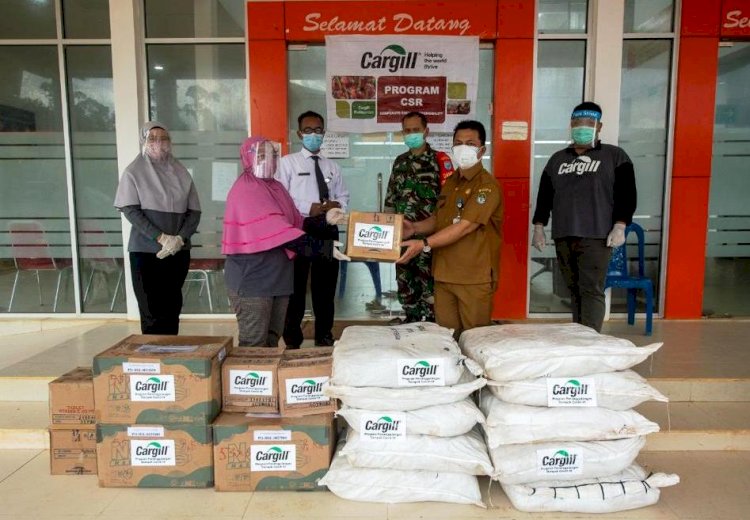 Perwakilan Cargill Indonesia menyerahkan bantuan penanganan Covid-19 untuk Puskesmas Air Upas di Kabupaten Ketapang, Kalimantan Barat. (Cargill Indonesia/rmolsumsel.id)