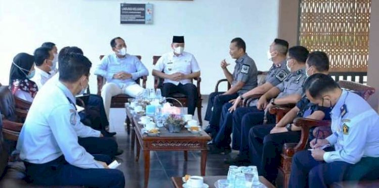 Bupati OKU Selatan Popo Ali Martopo saat menerima pejabat keimigrasian Kanwil Kemenkumham Sumsel. (Dinas Kominfo OKU Selatan/rmolsumsel.id)