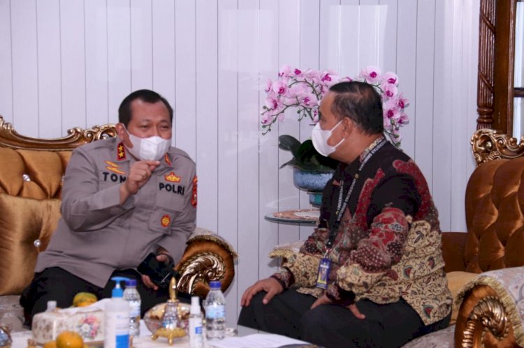 Kapolda Sumsel Irjen Pol Tono Harmanto saat bersilaturahmi dengan Rektor Universitas Sriwijaya, Prof Anissagaf. (ist/rmolsumsel.id)