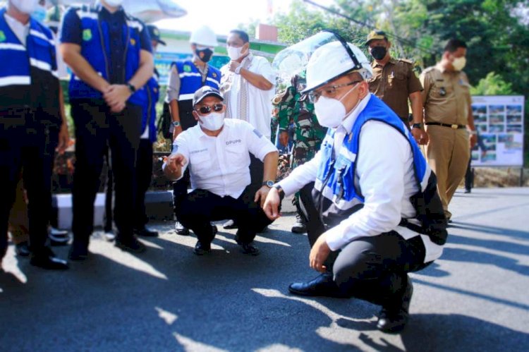 Bupati Muba Dodi Reza Alex mendengarkan penjelasan Kepala Dinas PUPR Herman Mayori mengenai jalan yang baru selesai dibangun menggunakan aspal karet. (Humas Pemkab Muba/rmolsumsel.id)