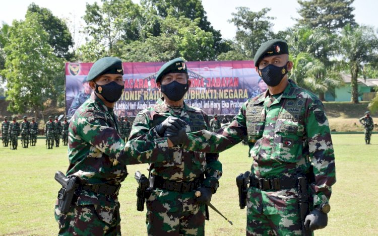 Pangdam II/Sriwijaya Mayjen Agus Suhardi salam komando dengan Letkol Inf Hary Eko Prabowo (kiri) dan Letkol Inf Andy Irawan. (Pendam II/rmolsumsel.id)