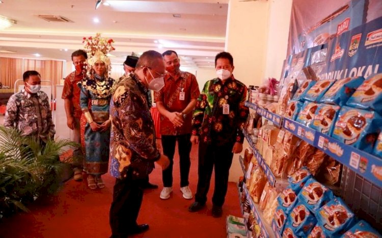 Wawako Lubuklinggau Sulaiman Kohar meninjau produk UMKM lokal yang dipasarkan di gerai Indomaret. (Dinas Kominfo Lubuklinggau/rmolsumsel.id)