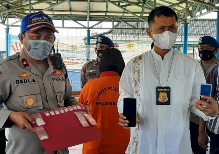 Kasat Narkoba Polrestabes Palembang AKBP Andi Supriadi didampingi Kasat Polairud Polrestabes Palembang Kompol Dedy Ardiansyah menunjukkan barang bukti yang disita dari seorang IRT yang berjualan narkoba di pinggiran Sungai Musi. (Ist/rmolsumsel.id)