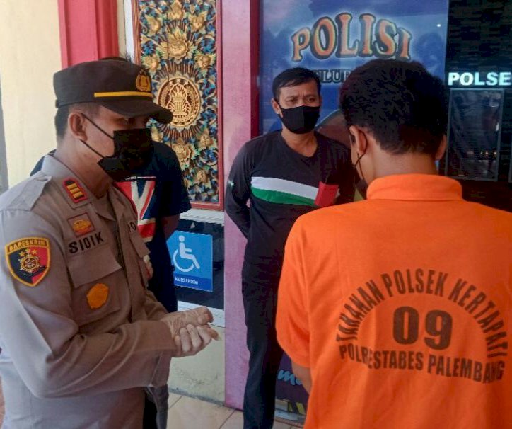 Kapolsek Kertapati , AKP Irwan Sidik saat berbincang dengan tersangka OK. (ist/rmolsumsel.id)