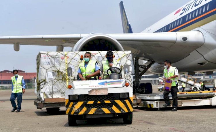 Petugas menurunkan vaksin Janssen yang tiba di Bandara Internasional Soekarno- Hatta. (Ist/rmolsumsel.id)