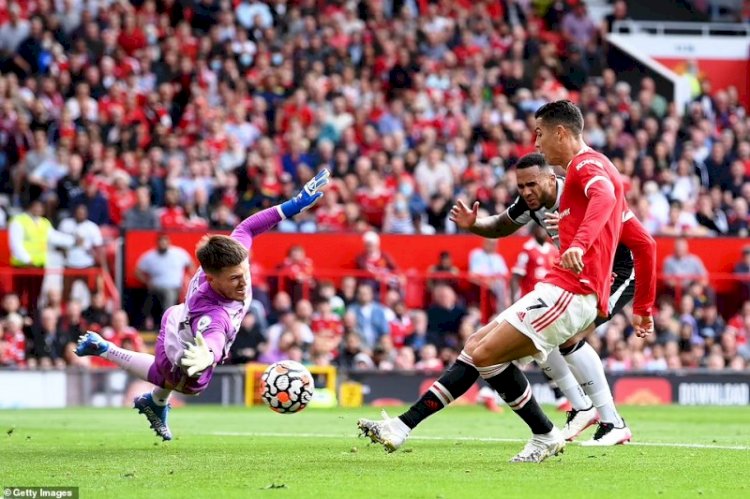 Penyerang Manchester United Cristiano Ronaldo saat mencetak gol pertama ke gawang Newcastle United. (Getty Images/rmolsumsel.id)
