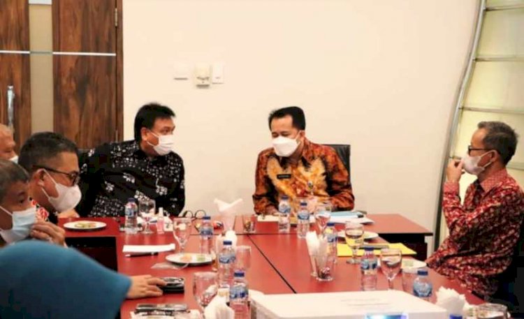 Pj Bupati Muara Enim berdiskusi dengan Kepala Balitbang Kemendagri Agus Fatoni di Hotel Arista Palembang. (Instagram/humaspimpinan_muaraenim/rmolsumsel.id)