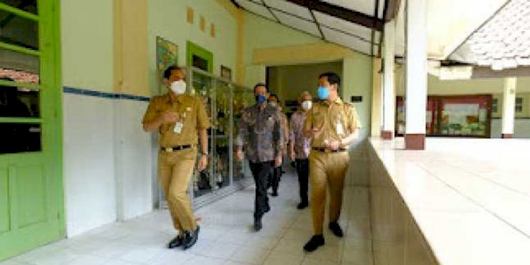 Mendikbudristekdikti Nadiem Makarim bersama Wali Kota Solo Gibran Rakabuming. (rmoljawatengah.id)