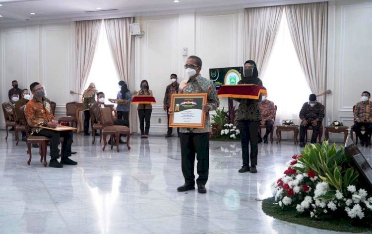 Pj Sekda Sumsel SA Supriono saat menerima penghargaan Abdi Bakti Tani 2021. (Humas Provinsi Sumsel/rmolsumsel.id)