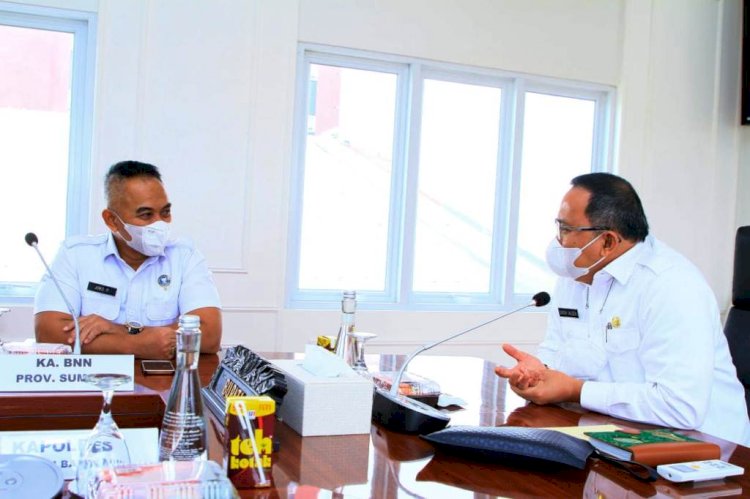Bupati Muba Dodi Reza Alex berdiskusi dengan Kepala BNNP Sumsel Brigjen Djoko Prihadi di Kantor Perwakilan Muba di Palembang. (Humas Pemkab Muba/rmolsumsel.id)
