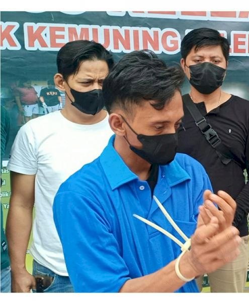 Tersangka saat ditangkap Polsek Kemuning Palembang. (Istimewa/rmolsumsel.id)