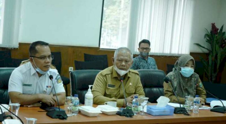 Asisten II Setda Kabupaten Muara Enim Riswanda memimpin rapat Pembangunan Prasarana Penunjang Perkeretaapian PT KAI (Persero) di Ruang Rapat Serasan Sekundang Pemkab Muara Enim. (Dinas Kominfo Muara Enim/rmolsumsel.id)