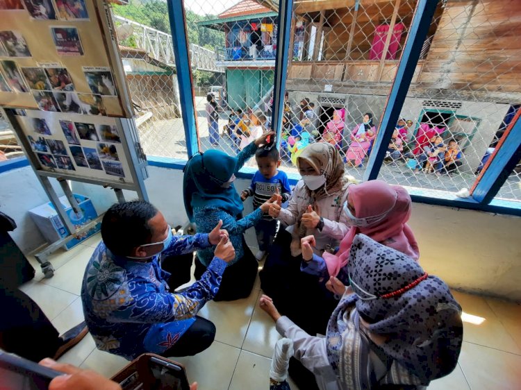 Pemeriksaan kesehatan balita oleh Dinkes Lahat. (ist/rmolsumsel.id)