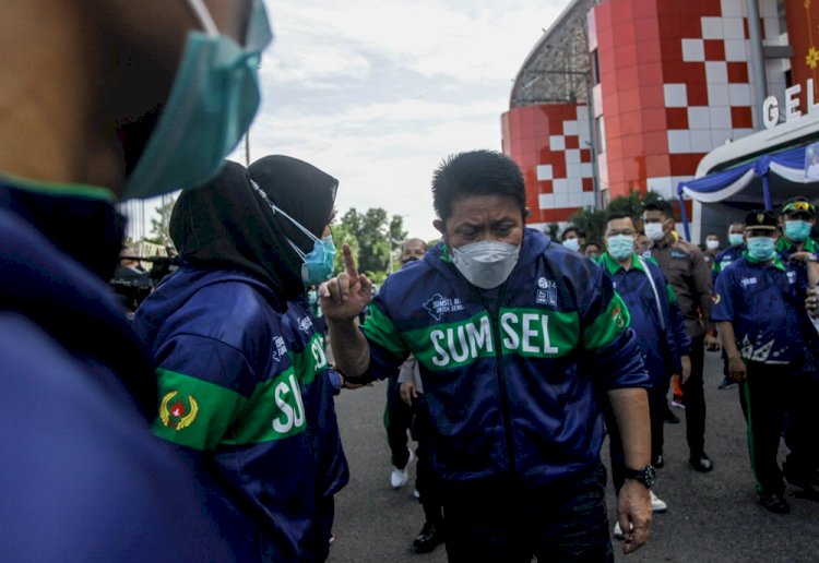 Guberrnur Sumsel H Herman Deru saat melepas kontingen atlet PON ke Papua, Rabu (15/9) Foto: Humaidy Kennedy/rmolsumsel.id