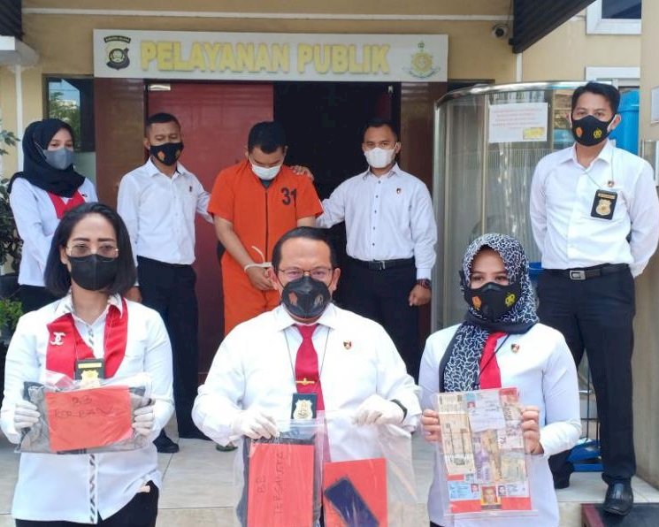 Petugas Subdit IV Perlindungan Perempuan dan Anak (PPA) Ditreskrimum Polda Sumsel saat melakukan press release pengungkapan kasus pedofilia di Mapolda Sumsel. (dudi oskandar/rmolsumsel.id)