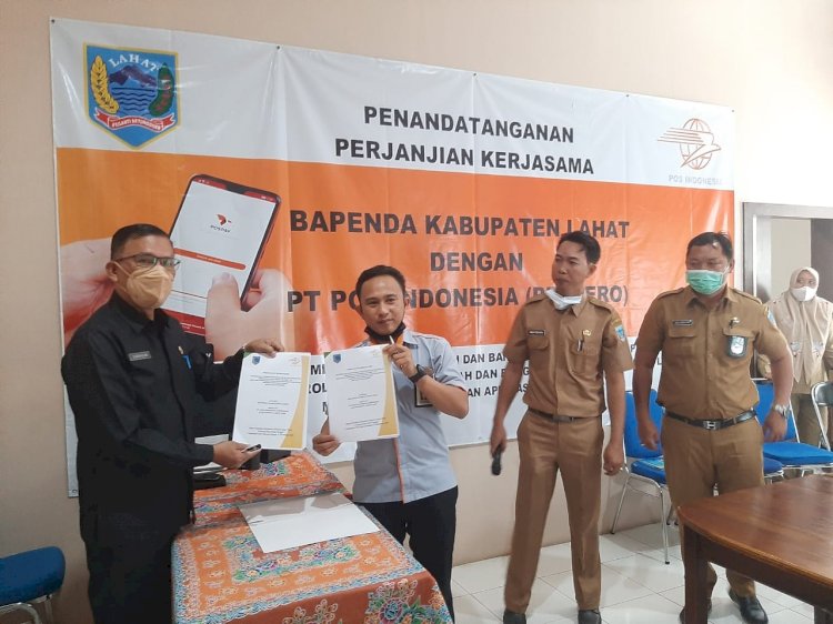 Penandatanganan perjanjian kerjasama antara Bapenda Kabupaten Lahat dengan PT Pos Indonesia Cabang Lahat. (ist/rmolsumsel.id)