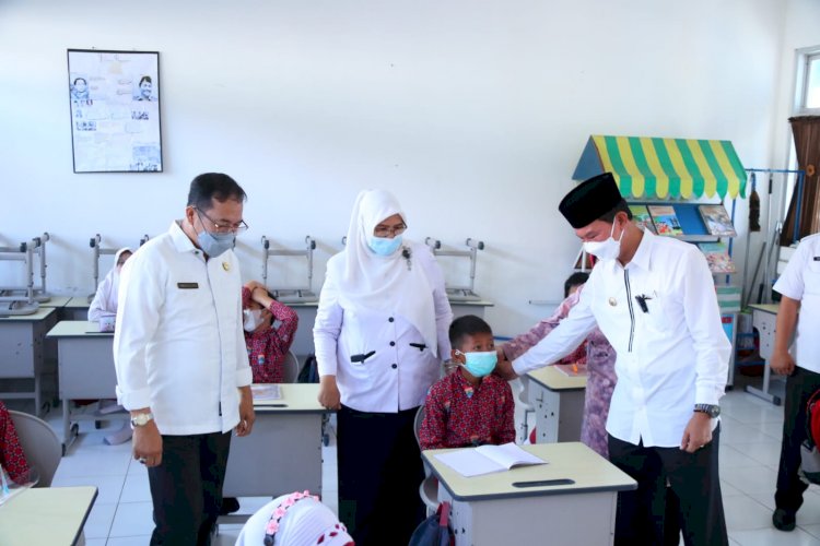 Wali Kota Palembang saat meninjau langsung penerapan PTM di SD. (Istimewa/rmolsumsel.id)