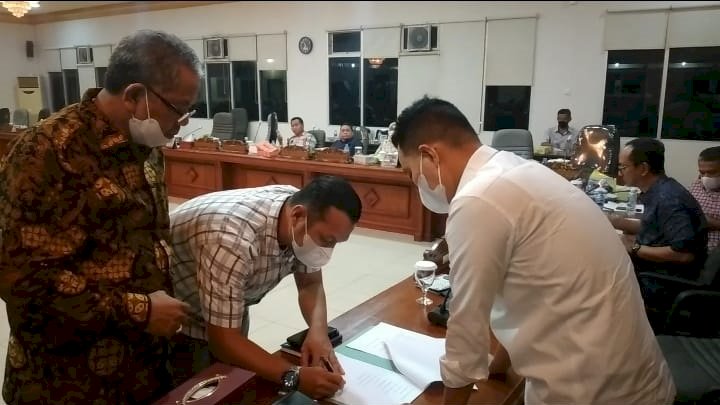 Penandantanganan enam poin kesepakatan Asosiasi Angkutan Batubara Kabupaten Lahat, perusahaan pemilik IUP tambang batubara Kabupaten Lahat dan Asosiasi Perkumpulan Holing Batubara Lahat, di ruang rapat banggar DPRD Sumsel, Sabtu (11/9) malam lalu.(dudy oskandar/rmolsumsel.id)
