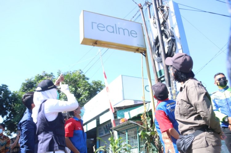 Wakil Walikota Palembang, Fitrianti Agustinda saat meninjau lokasi genangan air. (Istimewa/rmolsumsel.id)