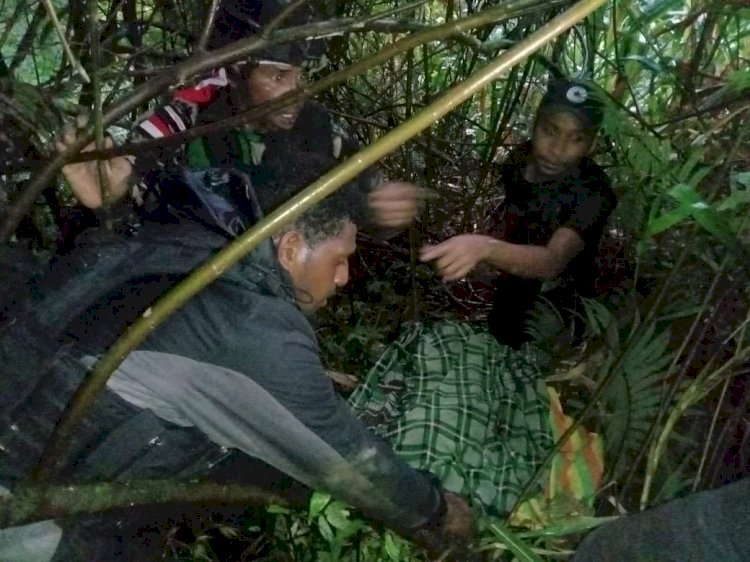 Proses evakuasi korban tenaga medis di Papua. (rmolpapua) 