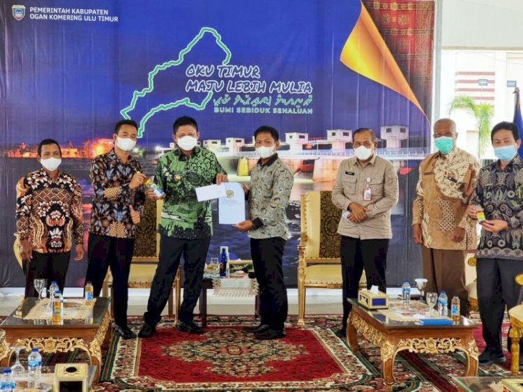 Bupati OKU Timur Lanosin Hamzah saat menerima perwakilan kelompok tani Baja Sesa dari Desa Batumarta X yang mengembangkan usaha madu Klanceng. (Dinas Kominfo OKU Timur/rmolsumsel.id)