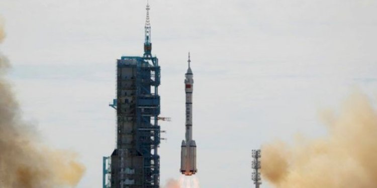 Roket Long March-2FY12 yang membawa pesawat ruang angkasa Shenzou-12 dan tiga astronot, lepas landas dari pusat peluncuran satelit Jiuquan pada 17 Juni 2021. (net/rmolsumsel.id)