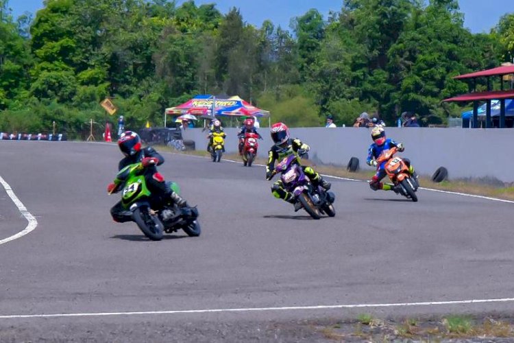 Para pembalap adu cepat pada hari pertama Kejurnas Motoprix Regional A Sumatra Putaran III Sumsel di Sirkuit Skyland Kota Sekayu. (Humas Pemkab Muba/rmolsumsel.id)