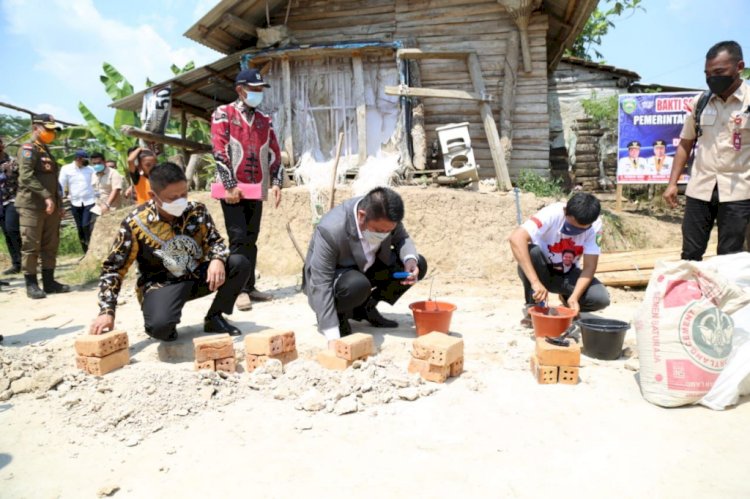 Gubernur Sumsel Herman Deru dan Bupati OKU Timur Lanosin melakukan peletakan batu pertama program bedah rumah di Desa Batan Pelita. (Humas Provinsi Sumsel/rmolsumsel.id)