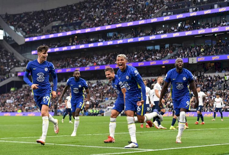 Selebrasi Bek Chelsea, Thiago Silva usai mencetak gol ke gawang Tottenham Hotspurs/Foto: AFP