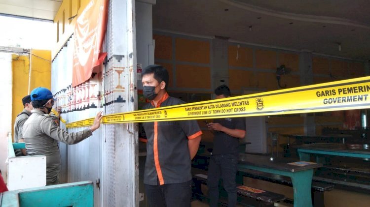 Proses penyegelan gerai Bakso Sony Lampung. (rmollampung)