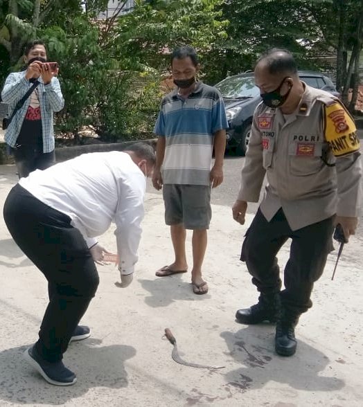 Polisi melakukan olah TKP di depan SDN 23 Palembang/Dudi Oskandar