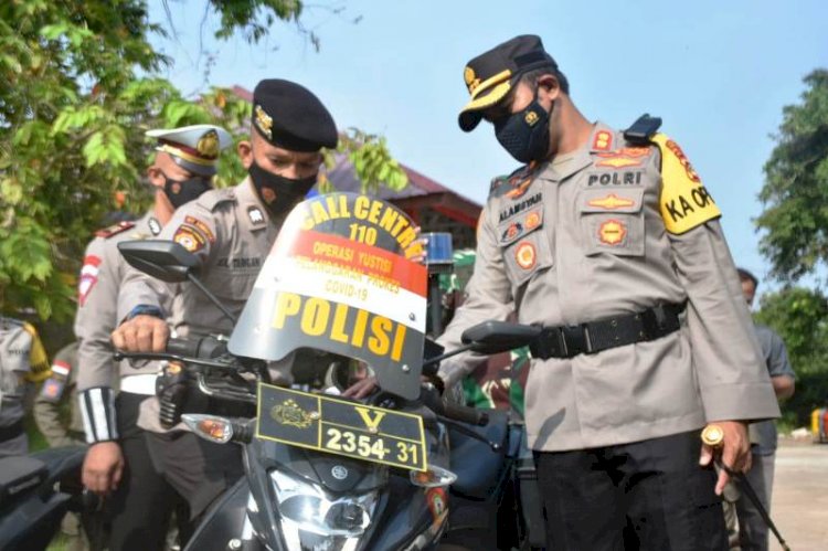 Kapolres Muba AKBP Alamsyah Pelupessy memeriksa kesiapan kendaraan personel yang terlibat dalam Operasi Patuh Musi 2021. (Ist/rmolsumsel.id)