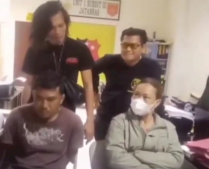 Ida bersama teman prianya saat diamankan oleh Polda Sumsel. (Istimewa/rmolsumsel.id)